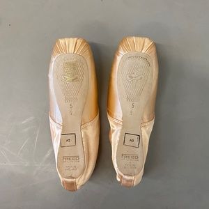 Freed Pointe Shoes - Brand New Never Worn - DV CLEF 5